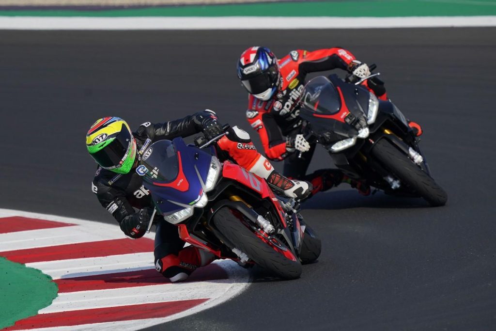 Nouvelle Aprilia RS 660 : Espargarό et Smith sur la piste avec la moto sportive