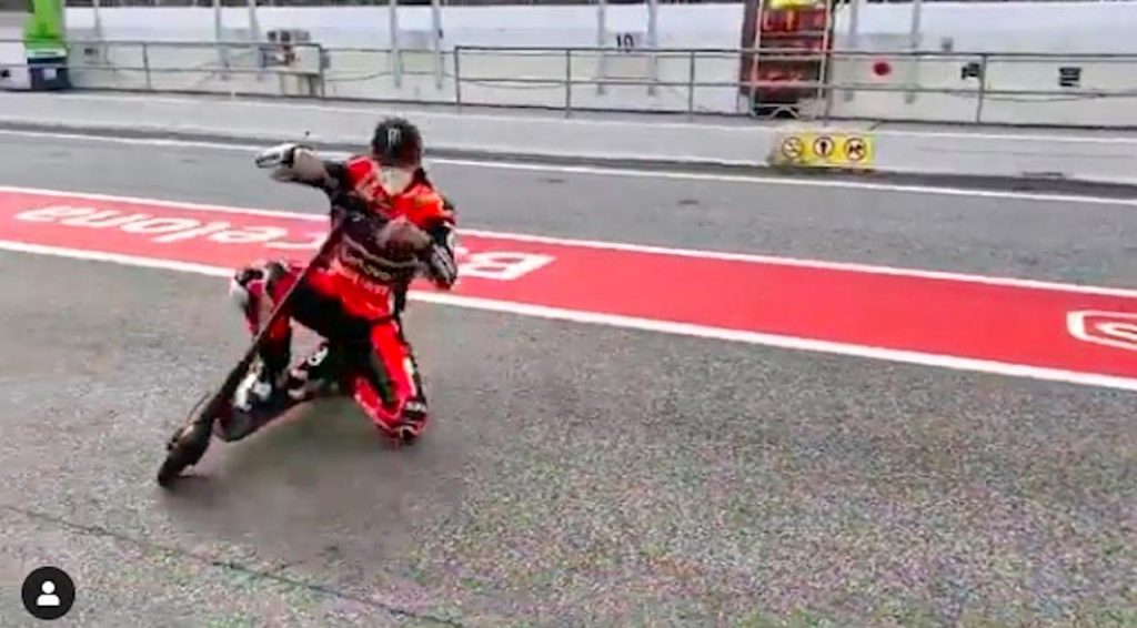 Sur la trottinette électrique genou au sol comme en MotoGP [Video]