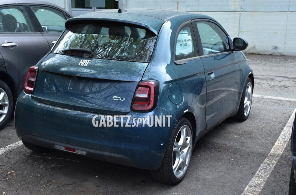 Une version Abarth de la 500 électrique arrive : voici les premières photos.