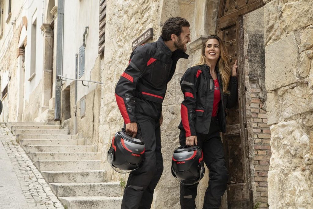 Vêtements moto touring Ducati : le total look pour les amoureux du voyage