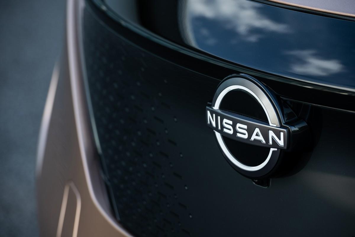 Le Nissan Ariya, le premier coupé multisegment entièrement électrique de Nissan, est le premier véhicule à arborer le nouveau logo.
