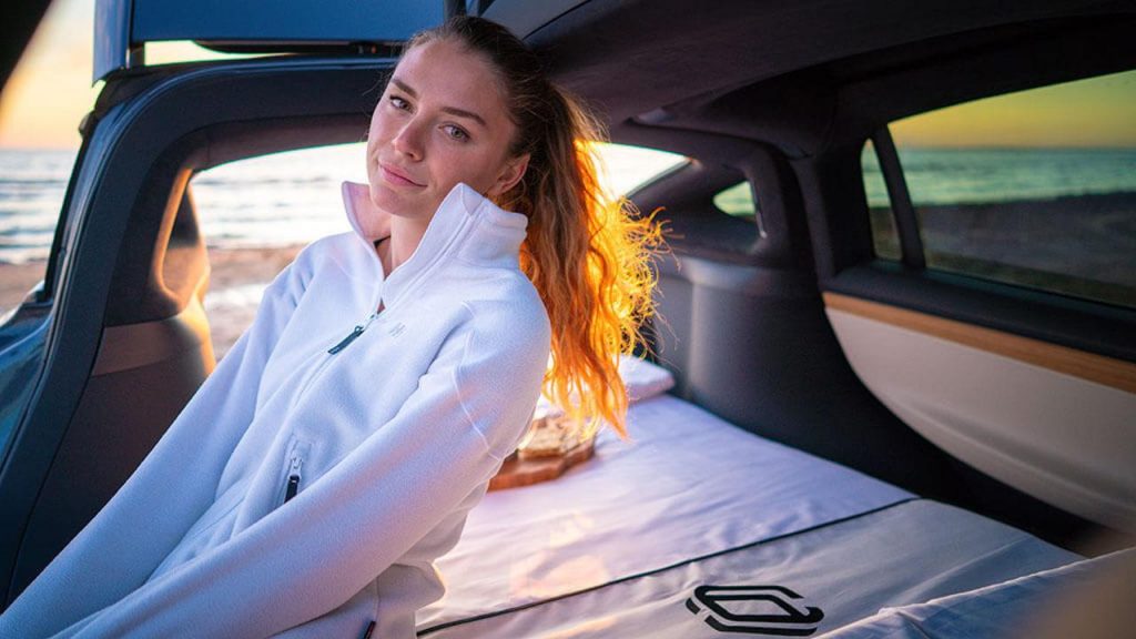 Au fur et à mesure que je transforme votre voiture en un véritable lit, le voyage devient confortable.