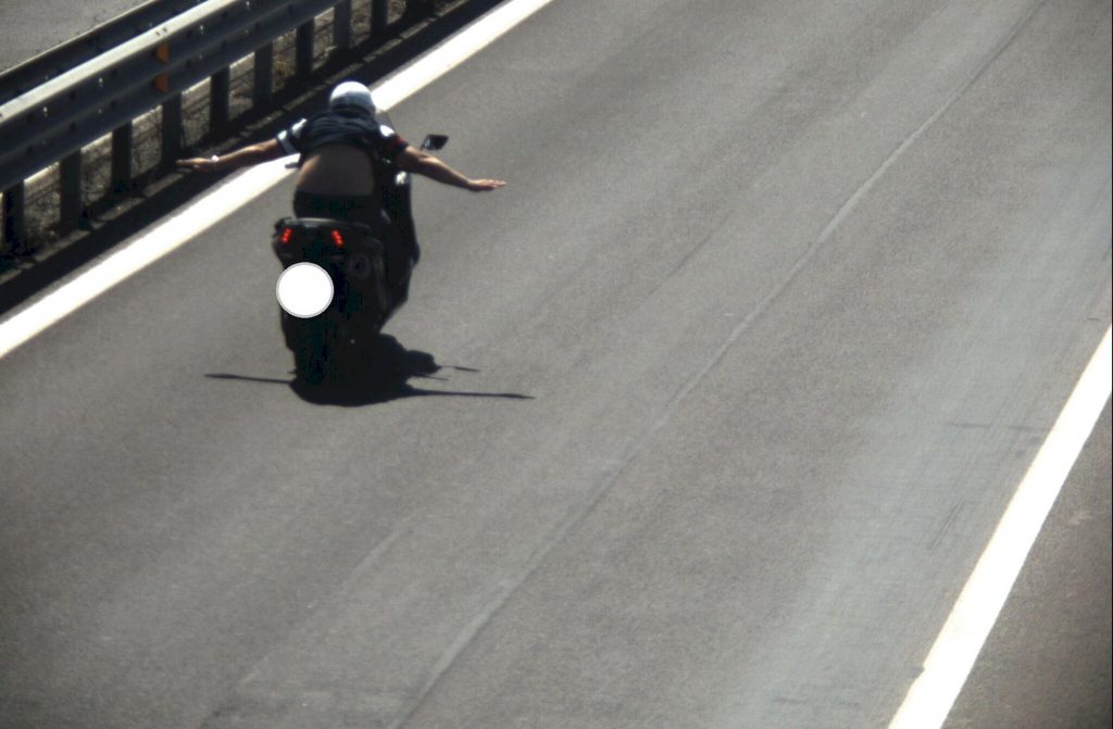 En trottinette sans les mains à 130 km/h : permis suspendu, -6 points et 560 € d'amende