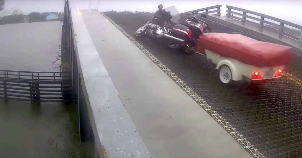 Un autre accident sur un pont-levis aux USA, impliquant un motard.