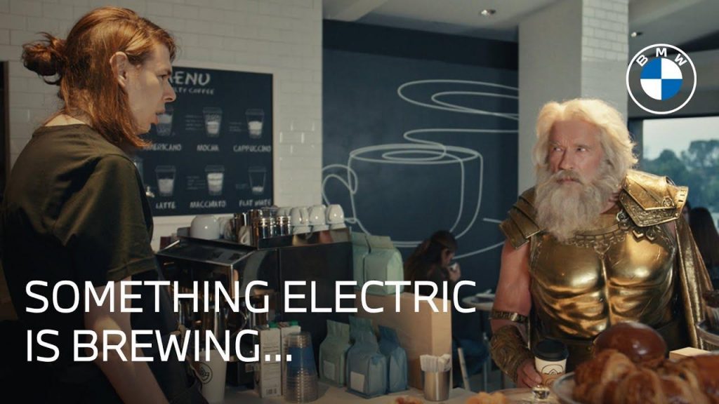 Arnold Schwarzenegger dans le rôle de Zeus dans la nouvelle publicité BMW !