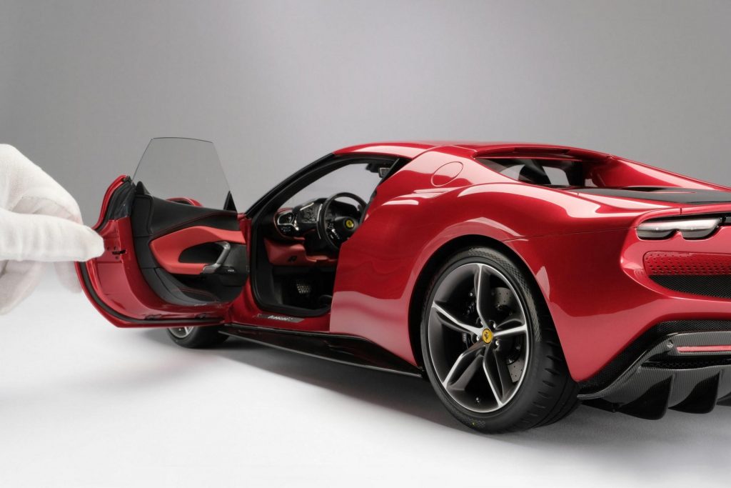 Il y a un modèle Ferrari 296 GTB Amalgam pour 12 000 € et ça vaut le coup.