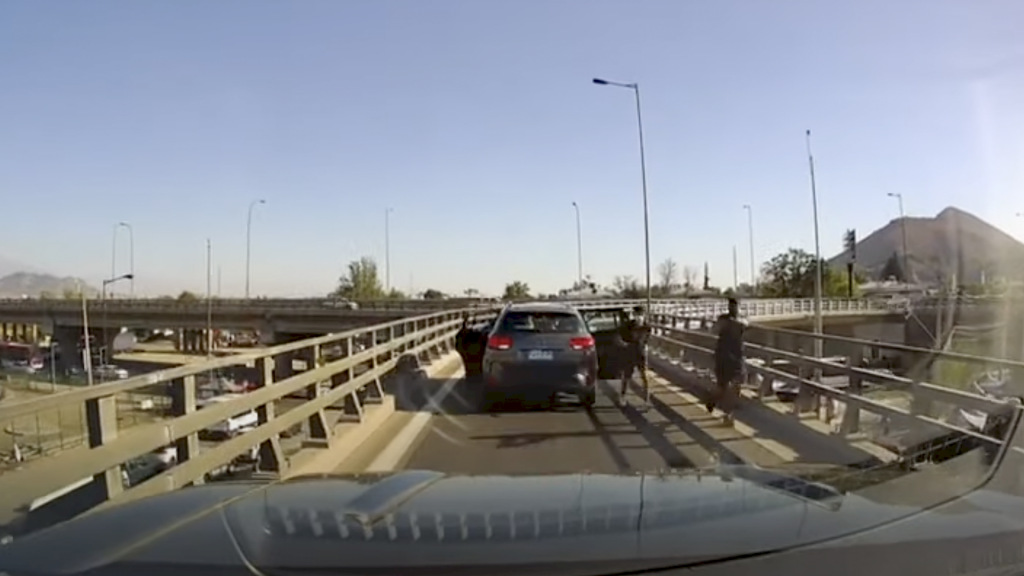 Ils essaient de voler un chauffeur de camion mais il riposte en les faisant tous exploser !