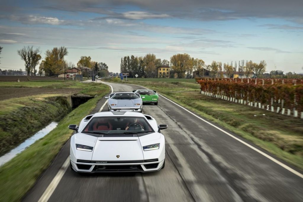 Nouvelle Lamborghini Countach LPI 800-4 sur la route