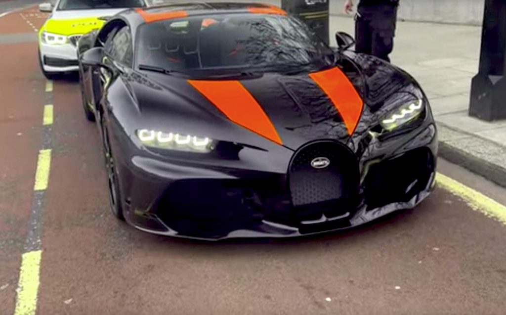 Pas de plaque d'immatriculation avant, et la Bugatti Chiron Super Sport 300+ est bloquée et verbalisée par la police