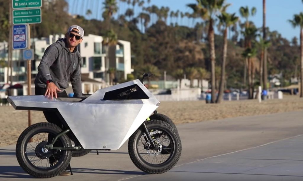 Tesla CyberBike : la moto électrique inspirée du pick-up Tesla [Video]