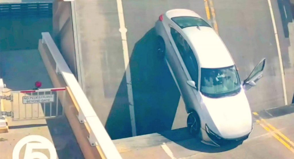 Vidéo du conducteur coincé sur le pont-levis lors de son ouverture
