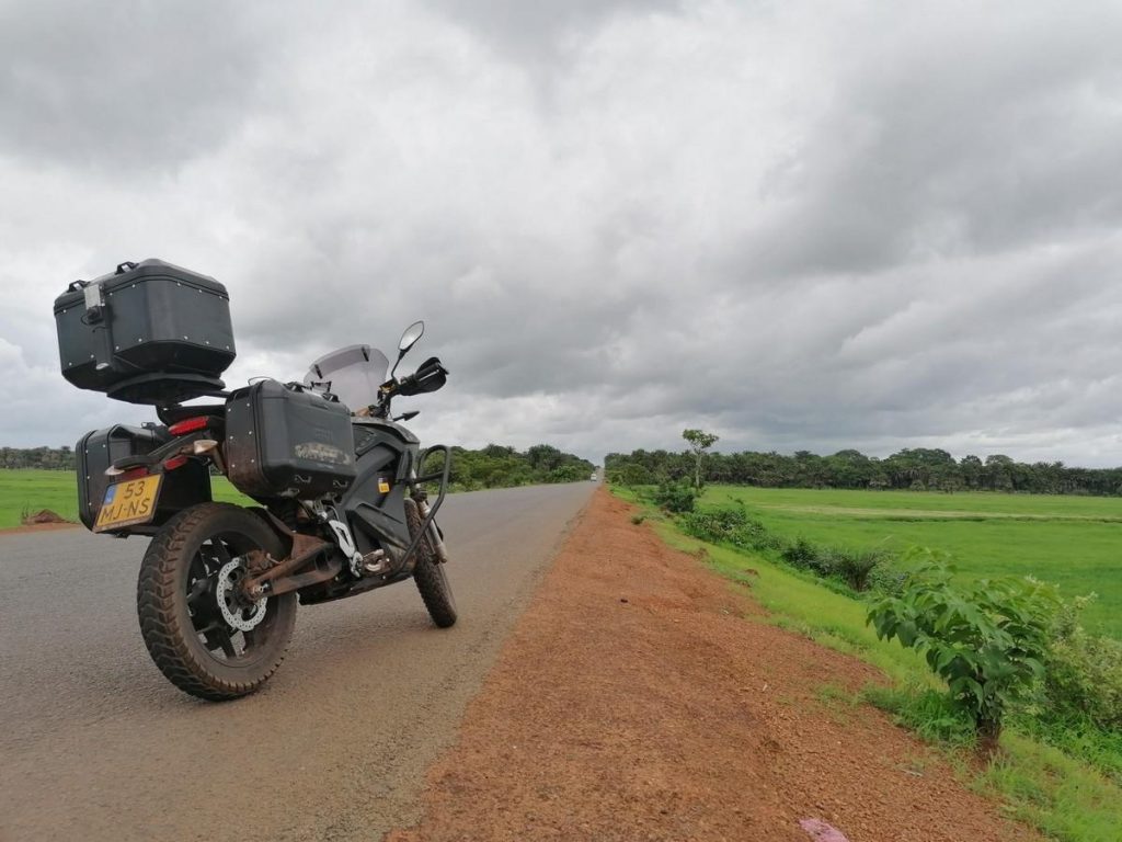 Voyage en moto électrique en Afrique : au guidon d'une Zero DSR Black Forest Edition