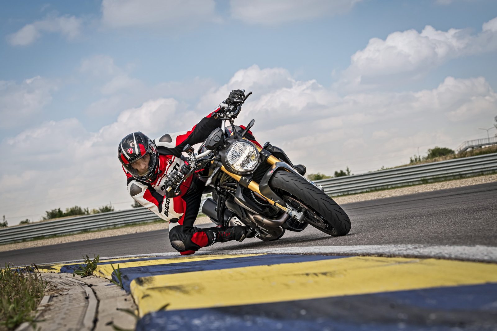 Ducati Monster 1200 S Noir sur Noir