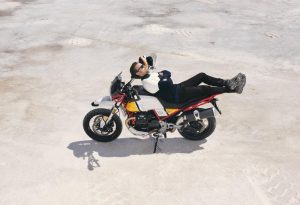 Ewan McGregor Moto Guzzi (2) (Grand)