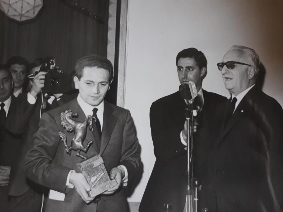 Sauro récompensé par Enzo Ferrari comme service d'assistance au Cheval Cabré en 1974