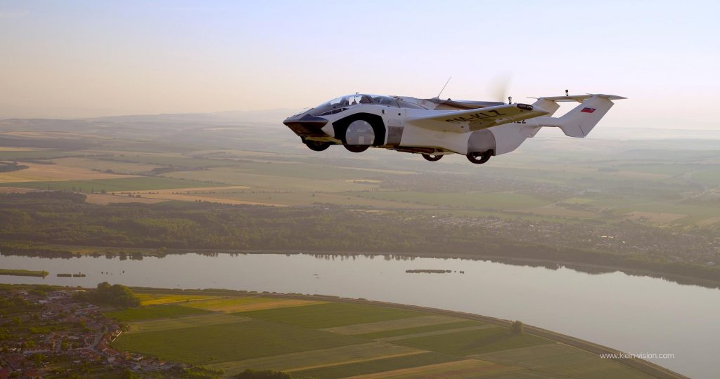 Aircar est la voiture volante qui se déplace dans la circulation et vole en cas de besoin