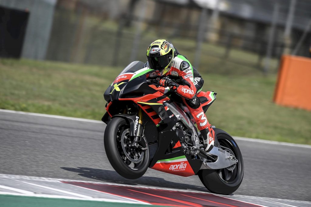 Aprilia RSV4 X, 225 ch, 165 kg Superbike sur la piste du Mugello avec Max Biaggi
