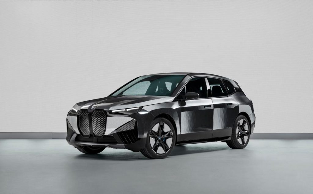 BMW iX Flow : la carrosserie change de couleur grâce à la technologie électrophorétique