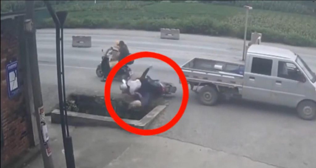 Chine : incroyable accident d'un pick-up en marche arrière [Video]