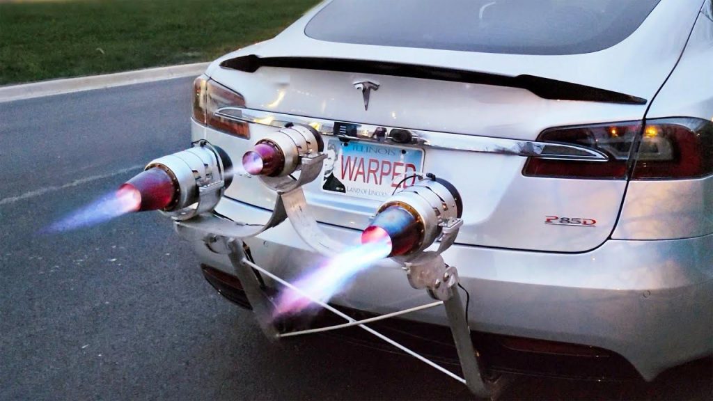 La Tesla Model S avec trois moteurs à réaction est brillante