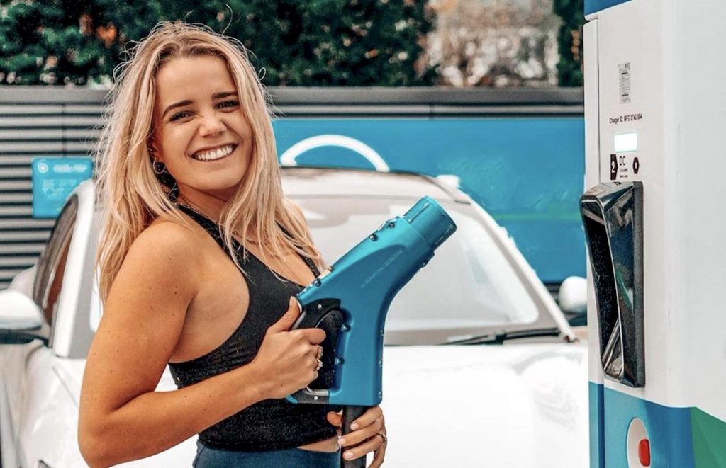 La fille de Jeremy Clarkson sponsorise des voitures électriques sur Instagram