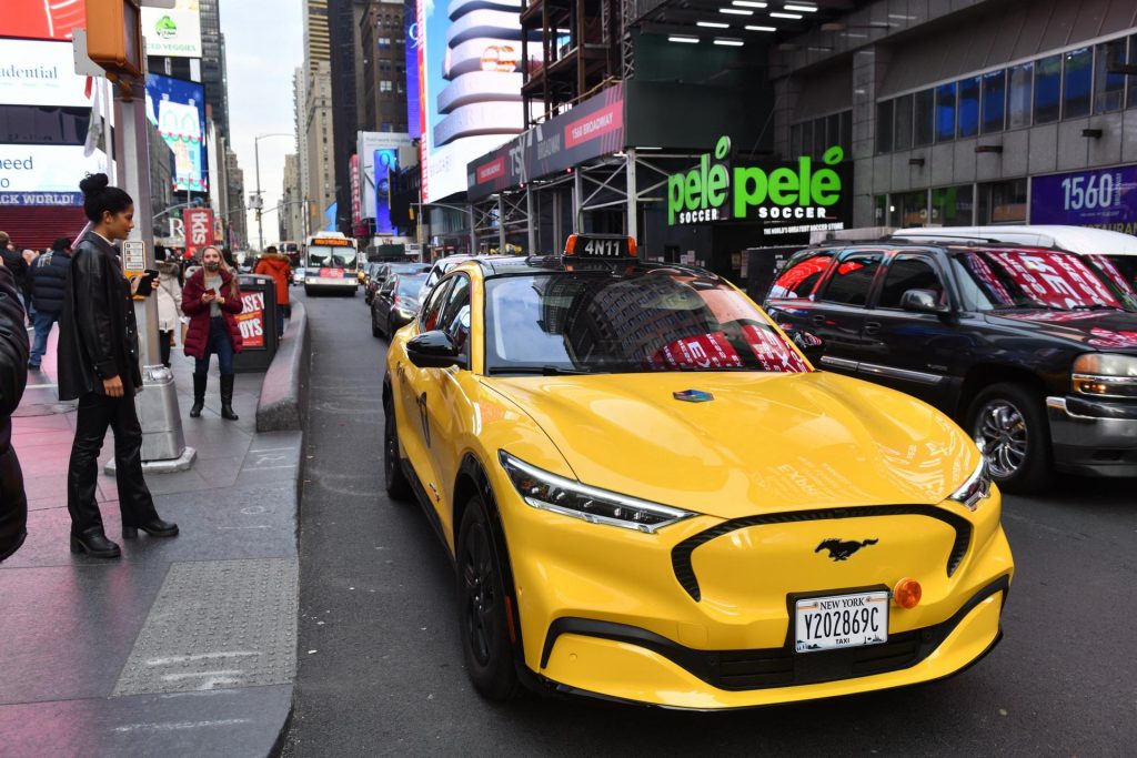 La première cabine Ford Mustang Mach-E jaune arrive à New York