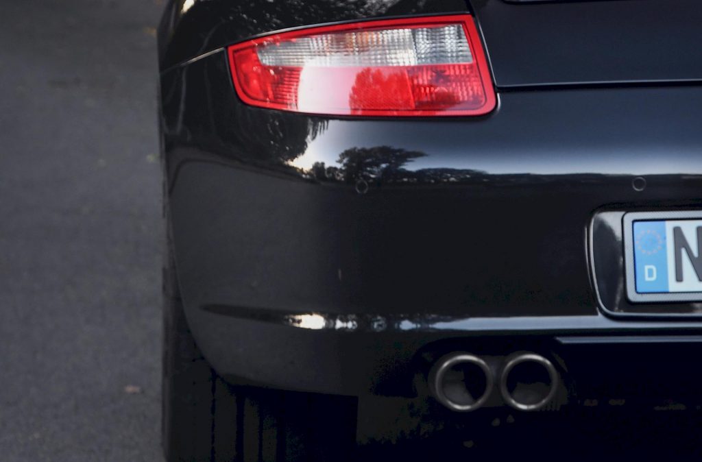 Porsche avec plaque d'immatriculation allemande arrêtée avec des milliers d'euros d'amendes de retour