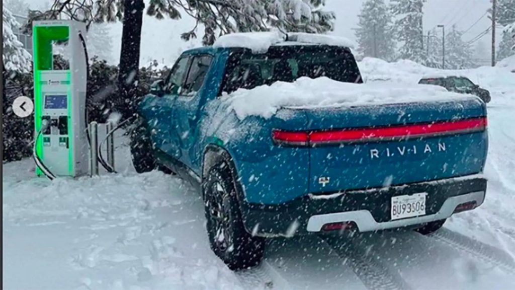 Rivian R1T est le pick-up électrique qui s'amuse sur la neige