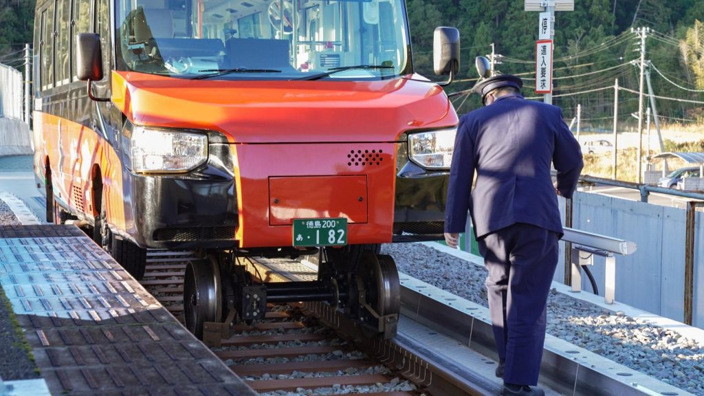 Véhicule bimode : du Japon le bus qui est aussi un train