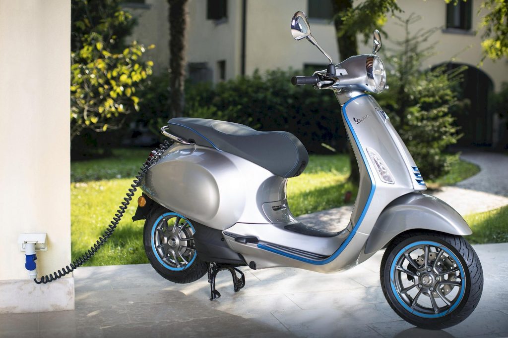Vespa Elettrica 70 km/h en avant-première à l'EICMA : prix, recharge et autonomie