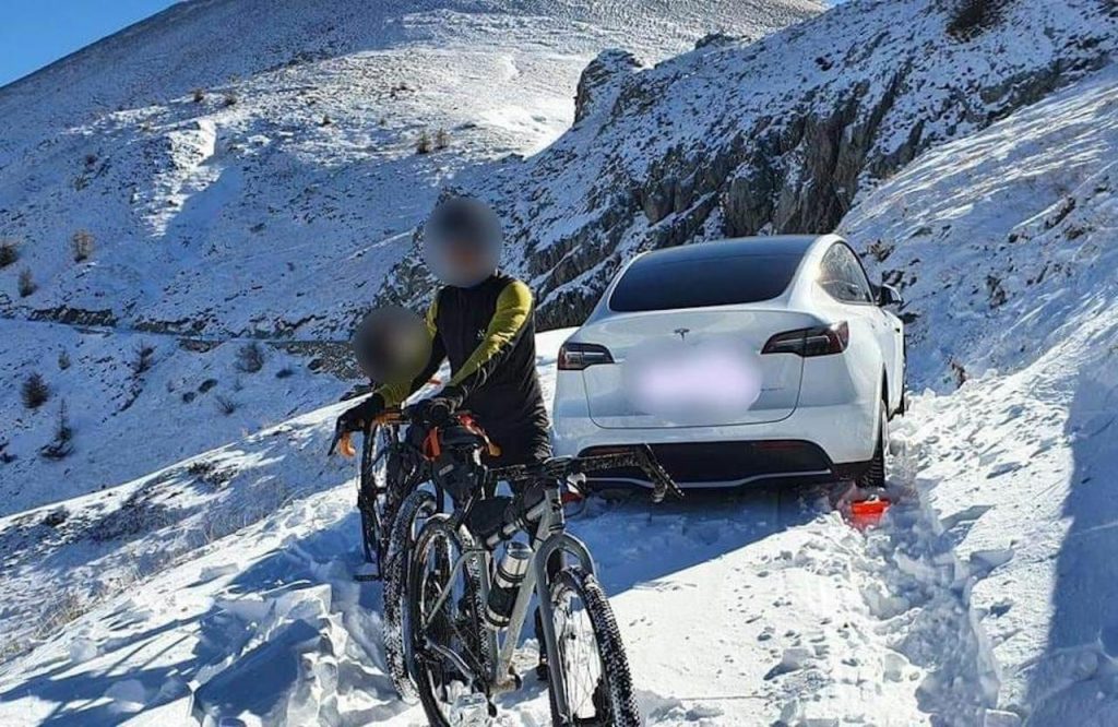 Avec la Tesla Model 3 à 2 200 mètres sur la route fermée à cause de la neige, ils finissent par devoir appeler à l'aide