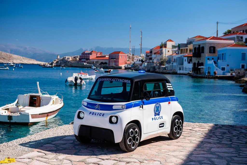 Cette Citroën Ami est peut-être la voiture de police la plus lente du monde.