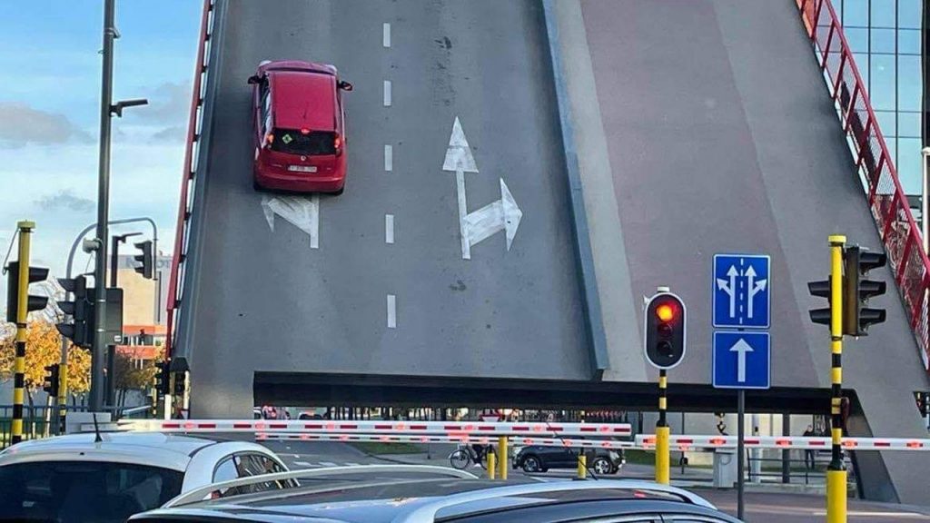 Coincés sur le pont-levis comme dans les films : ils sont sauvés par miracle