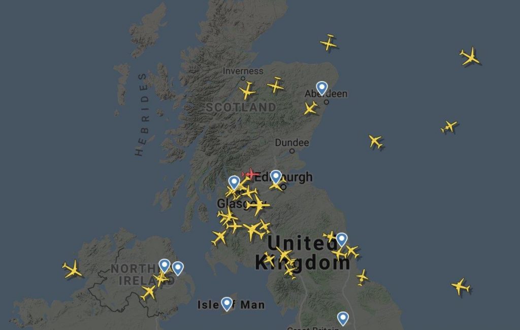 Des policiers en motos électriques, des ambulances à hydrogène, mais les VIP n'arrivent qu'avec des jets privés : embouteillage dans le ciel de Glasgow.