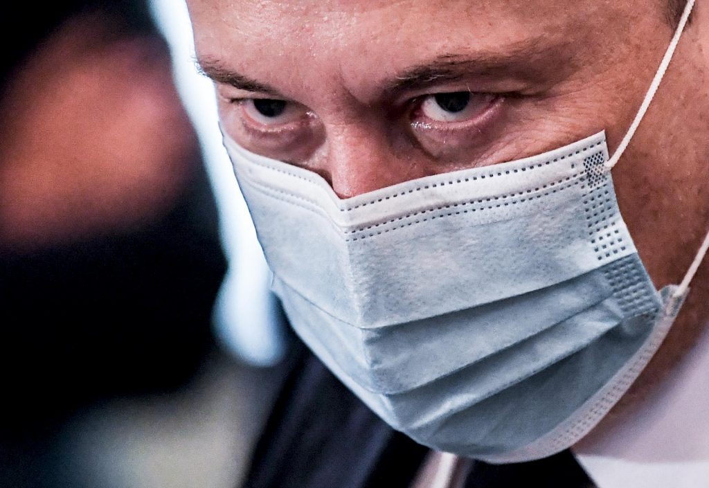 Elon Musk taquine lourdement Bernie Sanders sur Twitter à propos des impôts et provoque un tollé
