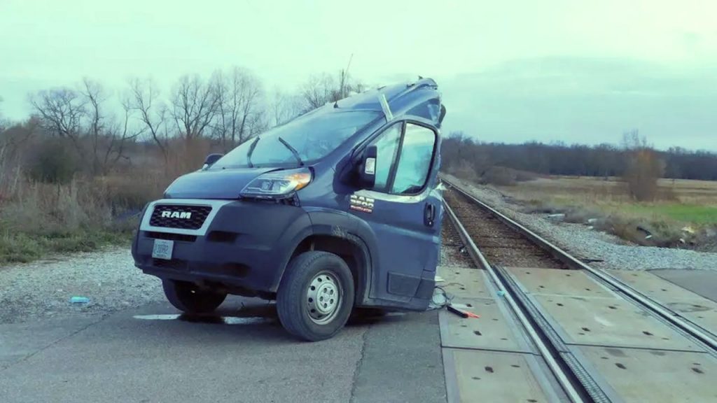 Livraison Amazon retardée : le van a été coupé en deux par un train