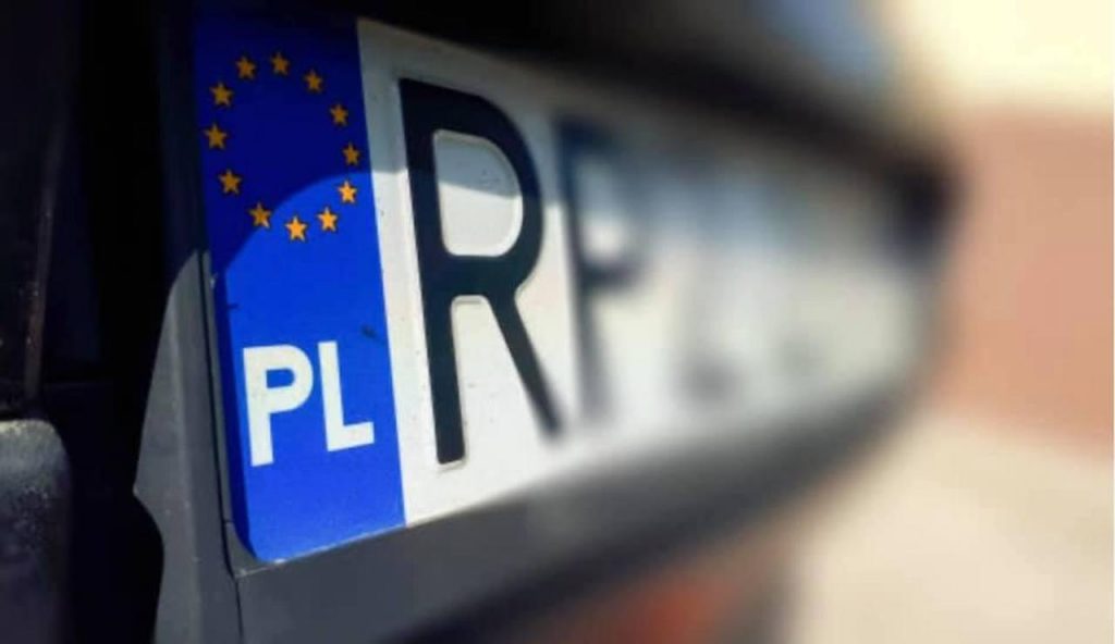 Severgnini fait exploser l'affaire des plaques d'immatriculation polonaises à Naples