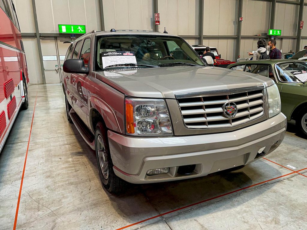 Cadillac Escalade à Milano AutoClassica est prêt à surfer !