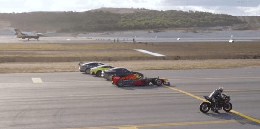 Course de dragsters à Istanbul : la moto bat les voitures et les avions
