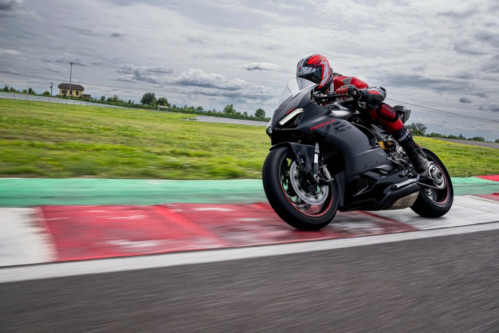 Ducati Panigale V2 Black on Black Livery à partir de 19 690 euros