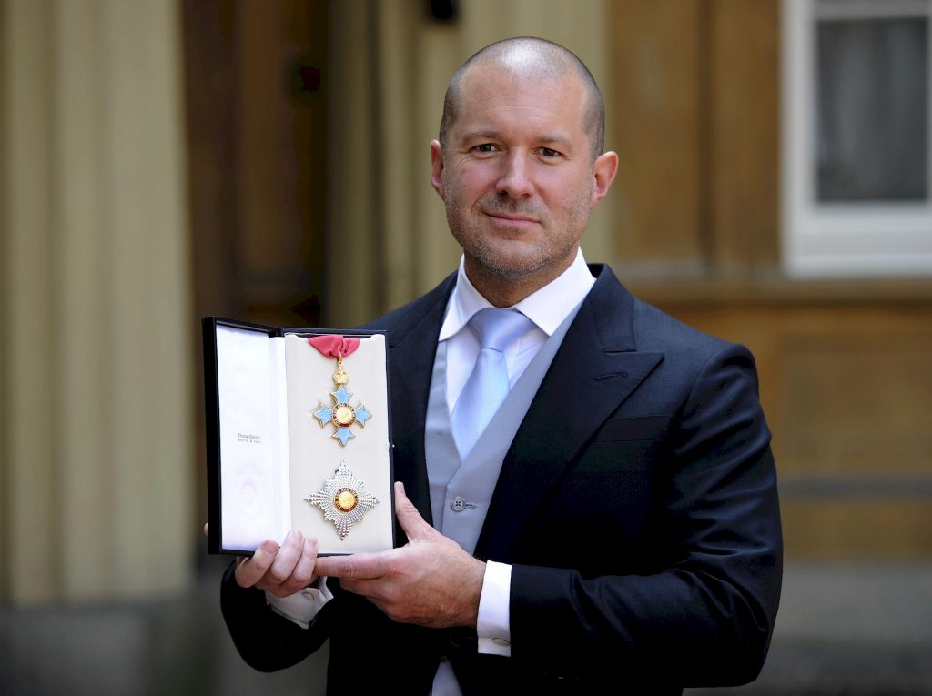 Jony Ive collabore avec Ferrari pour développer la voiture électrique de 2025 ?