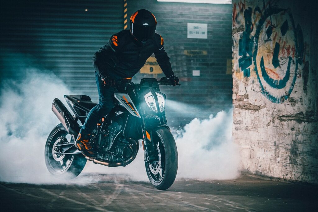 KTM 790 Duke 2023 : sensation unique avec la route