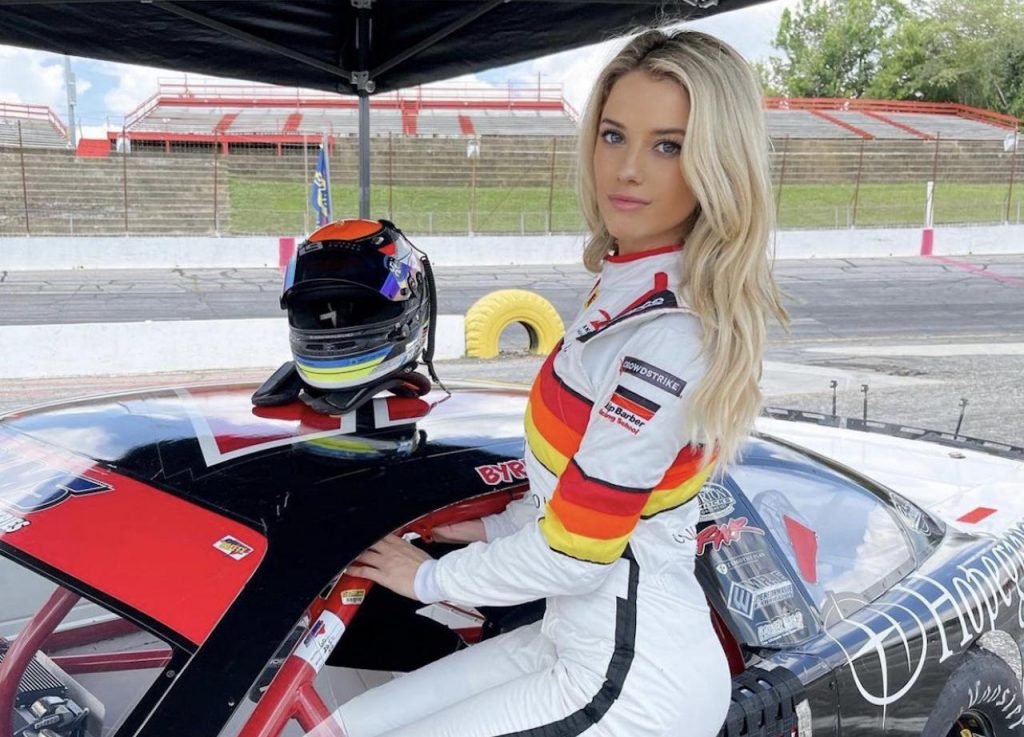 La belle pilote américaine Lindsay Brewer passe du rêve d'IndyCar à la promotion de HoneyDrip