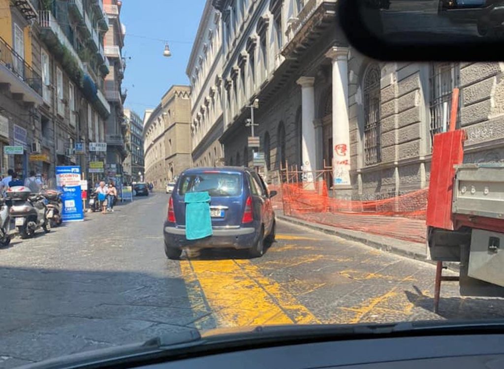 Les rusés de Naples entrent dans la ZTL avec une serviette couvrant la plaque d'immatriculation