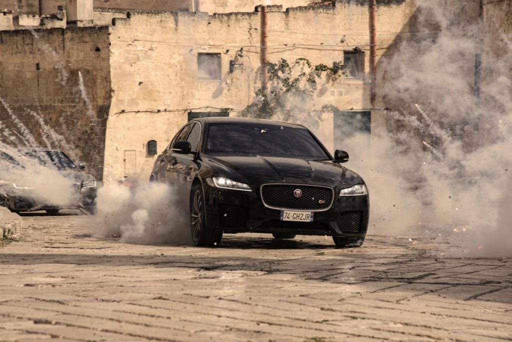 No Time To Die Jaguar XF : la poursuite pleine d'adrénaline à Matera, la vidéo