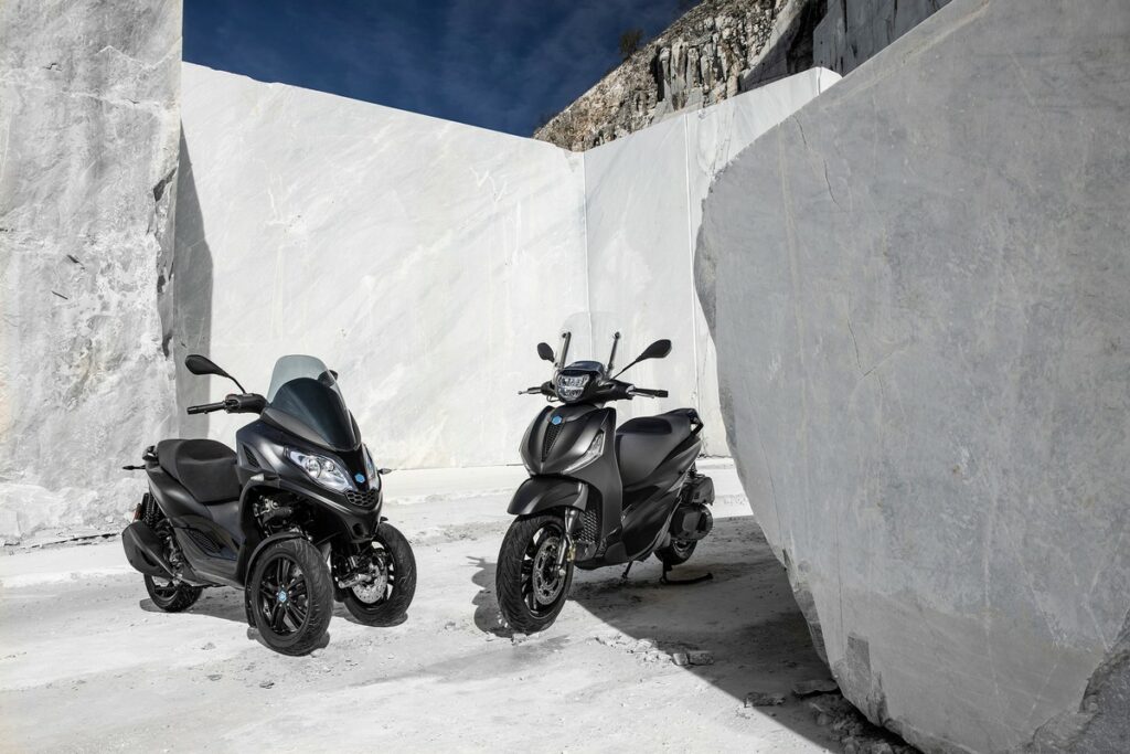 Piaggio Beverly et Piaggio MP3 300 Deep Black avec un caractère granuleux et décisif