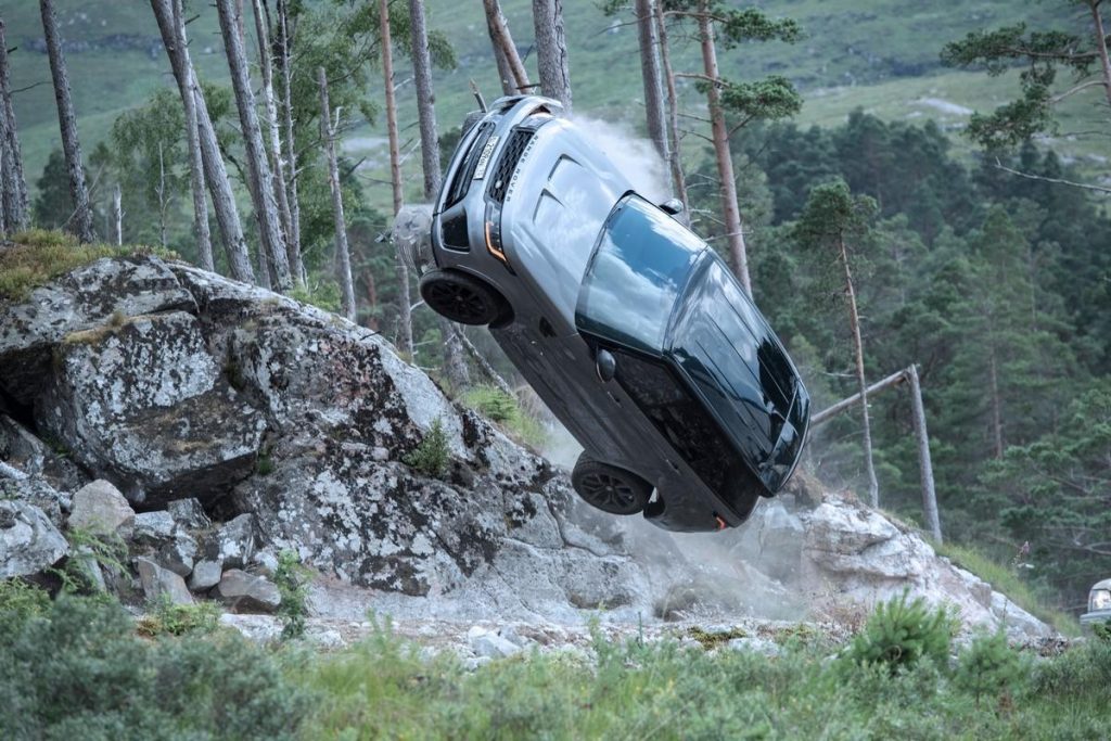 Range Rover Sport SVR 007 No Time To Die : poursuites et accidents hors route, la vidéo