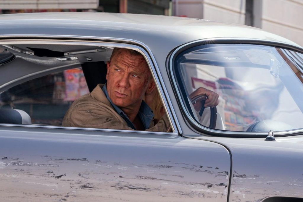Revue No Time To Die avec l'Aston Martin DB5 et cascade spéciale