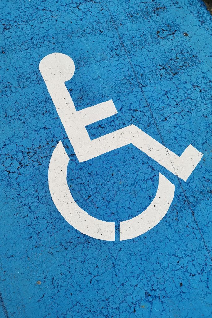 Stationnement sur place pour les personnes handicapées : amende jusqu'à 330 euros, voiture retirée et moins 2 points sur le permis