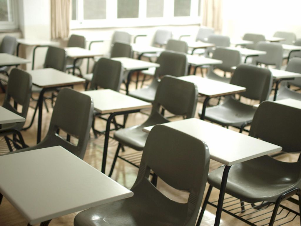 Tentative de passer l'examen du permis de conduire pour son ami, tous deux signalés